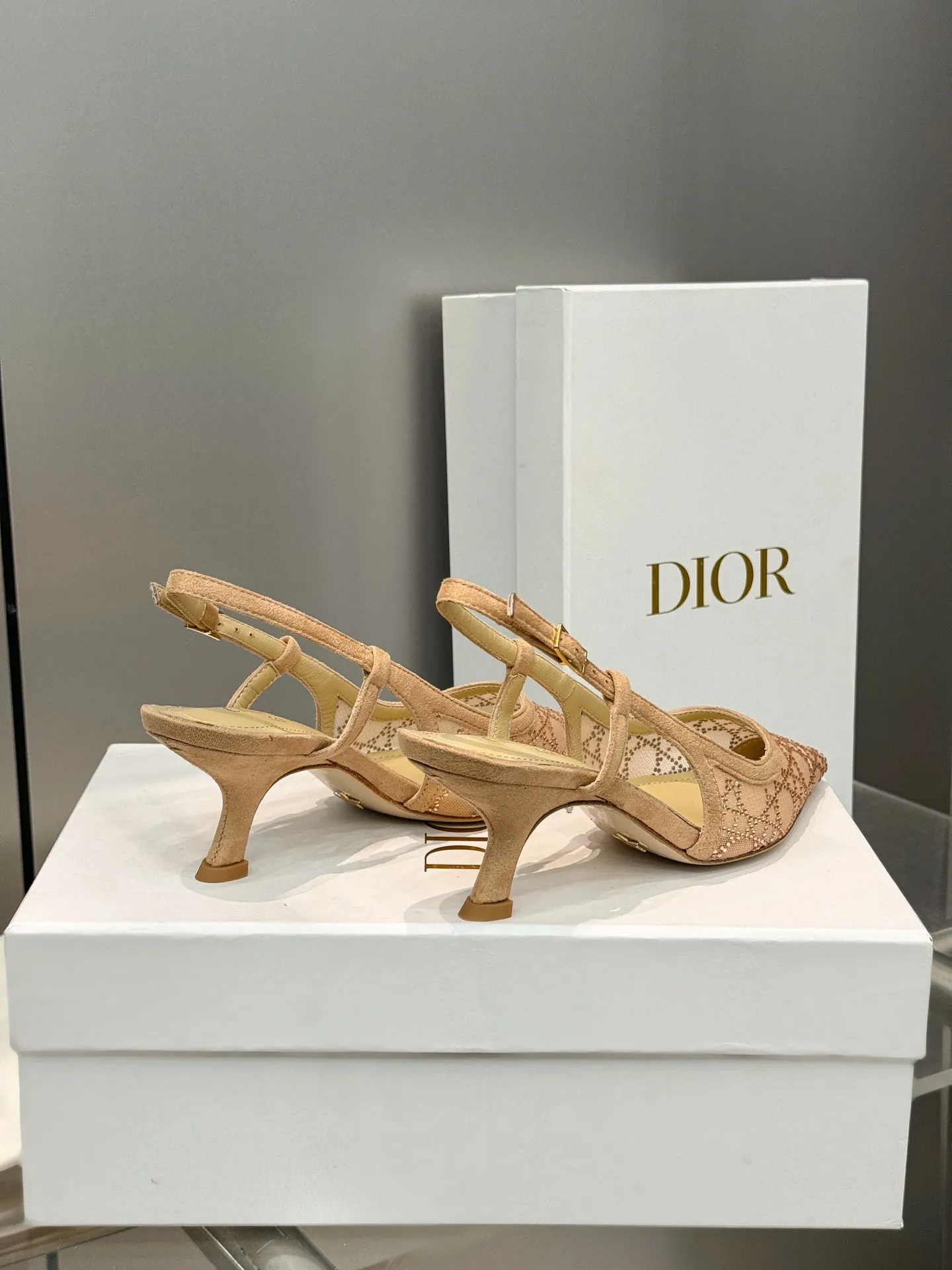 👟👟Ex-factory price 580👟👟 Dior 2025 spring and summer catwalk new style bling...bling...crystal shoes Capture series high-heeled women's shoes Star-same rhinestone square toe cannage pattern cat heel slip-on sandals The top high-end version on the market Exclusive sale Material: Original custom mesh inlaid with hot Australian rhinestones + water-dyed sheepskin feet + original molded hardware buckles + Italian leather outsole Heel height: 6.5CM/9.5CM size: 34-43 (34.40.41.42.43. Customized, non-refundable)